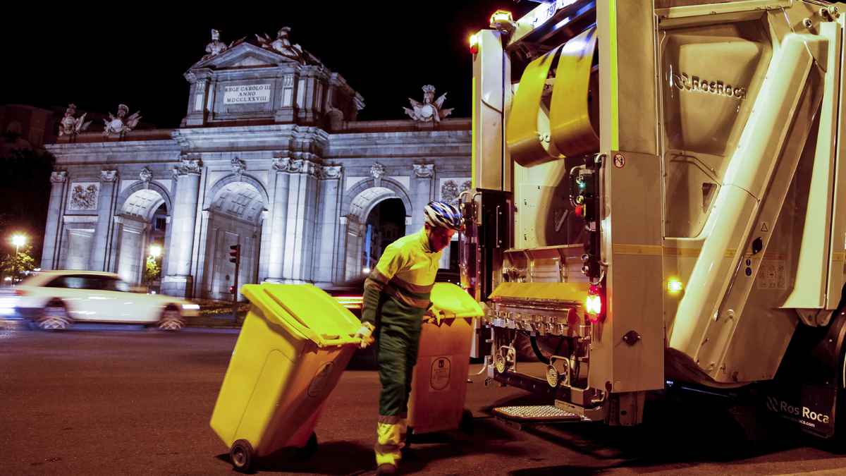Trabajador de la basura en Madrid frente a la Puerta de Alcalá, mientras se implementa la nueva tasa de basuras.