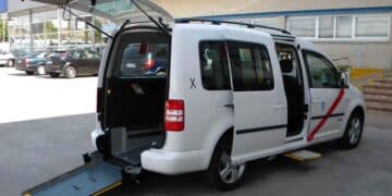 Taxi accesible con rampa para personas con movilidad reducida en Madrid.