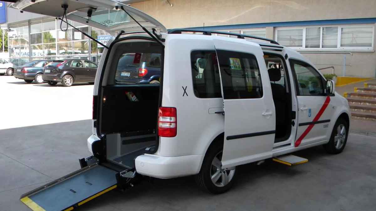 Taxi accesible con rampa para personas con movilidad reducida en Madrid.