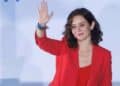 Isabel Díaz Ayuso saluda tras anunciar la rebaja fiscal del 50 % en herencias entre hermanos y sobrinos en Madrid.