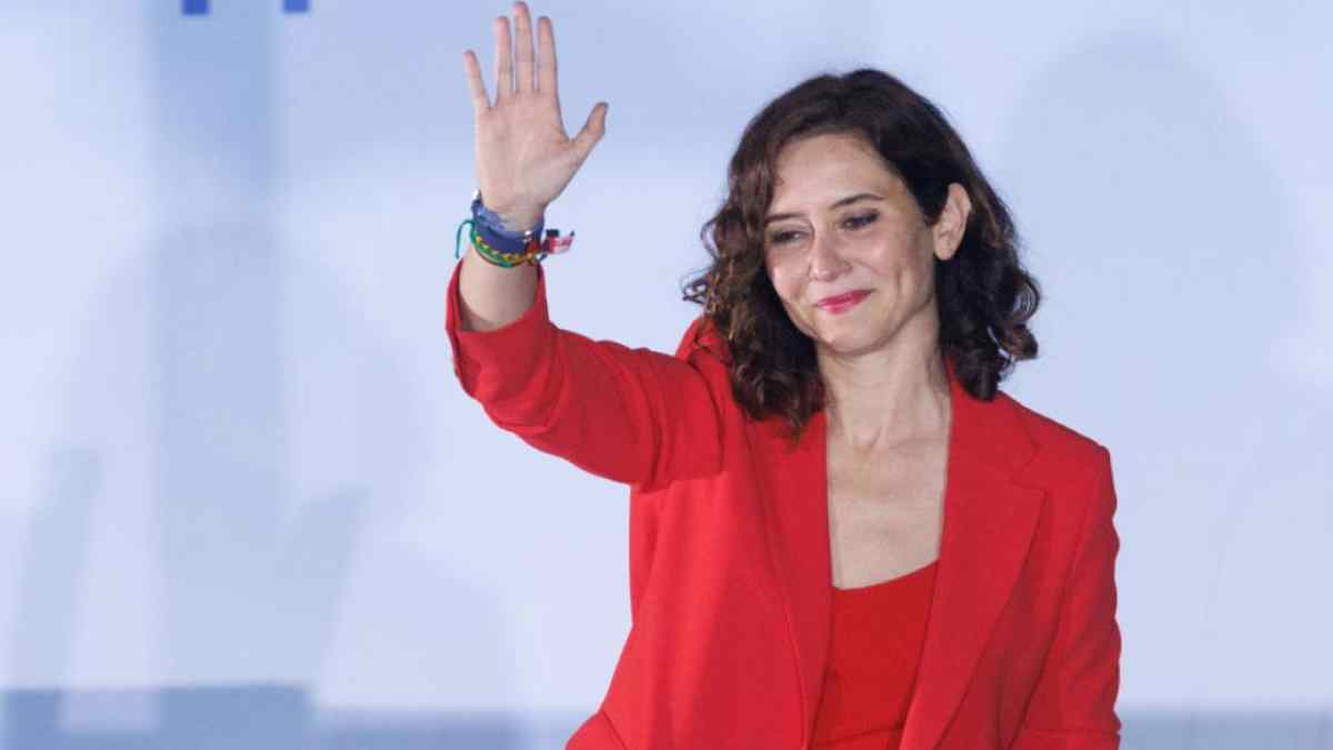 Isabel Díaz Ayuso saluda tras anunciar la rebaja fiscal del 50 % en herencias entre hermanos y sobrinos en Madrid.