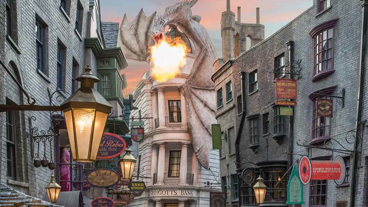 Dragón escupe fuego sobre Gringotts en callejón mágico estilo Harry Potter, detalle del restaurante Andén 9 y ¾ en Madrid.
