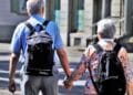 Pareja mayor disfrutando de actividades sociales con la tarjeta gratuita de descuentos para mayores de 65 años en Madrid