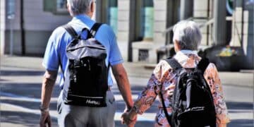 Pareja mayor disfrutando de actividades sociales con la tarjeta gratuita de descuentos para mayores de 65 años en Madrid