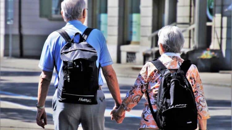 Pareja mayor disfrutando de actividades sociales con la tarjeta gratuita de descuentos para mayores de 65 años en Madrid