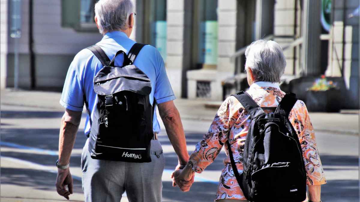Pareja mayor disfrutando de actividades sociales con la tarjeta gratuita de descuentos para mayores de 65 años en Madrid