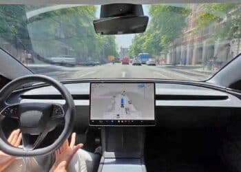 Interior de un Tesla Model 3 en modo conducción autónoma sin manos circulando por el centro de Madrid.