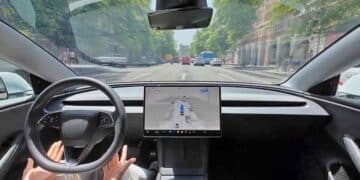 Interior de un Tesla Model 3 en modo conducción autónoma sin manos circulando por el centro de Madrid.
