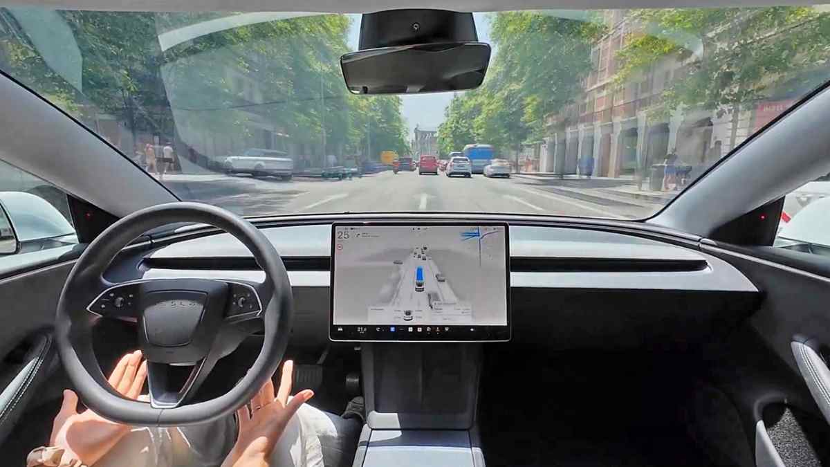 Interior de un Tesla Model 3 en modo conducción autónoma sin manos circulando por el centro de Madrid.