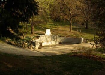 fuente de la salud en el parque del oeste madrid manantial historico.