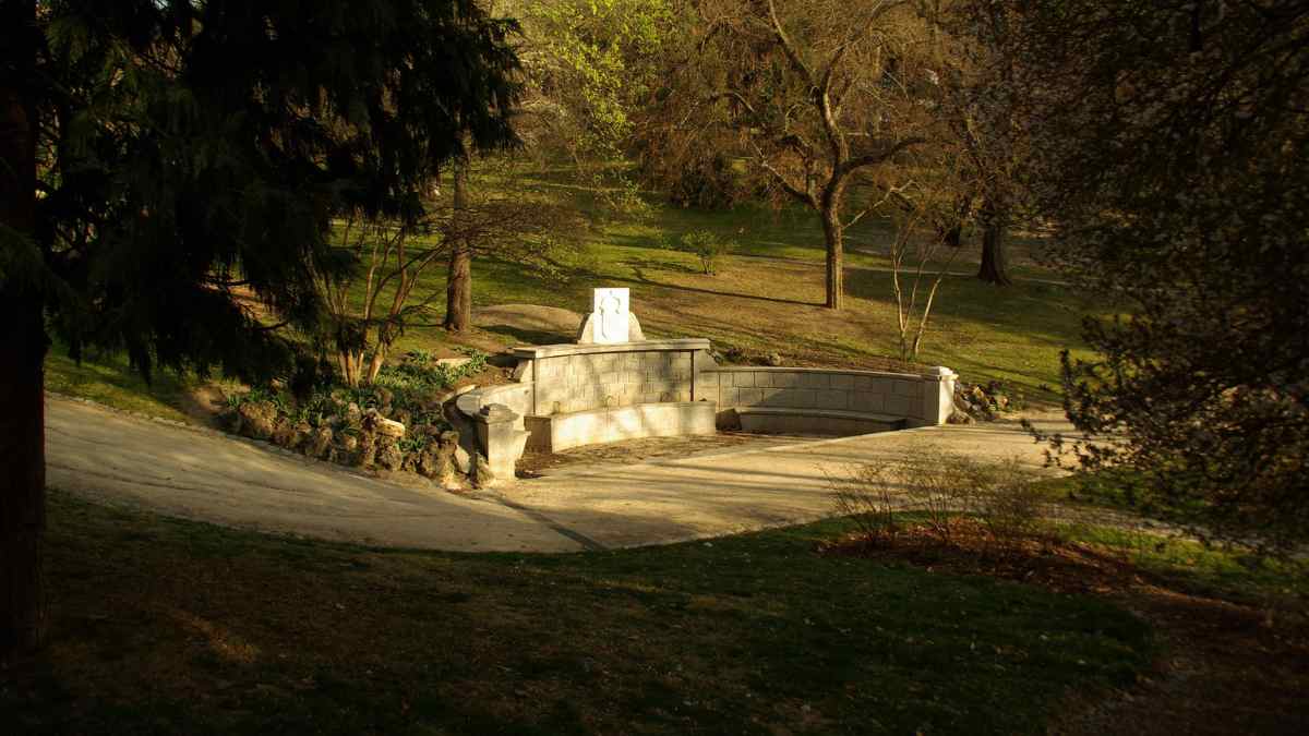 fuente de la salud en el parque del oeste madrid manantial historico.