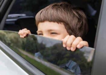 Niño de 14 años solo dentro de un coche robado en Madrid mientras su padre estaba de copas en Lavapiés.