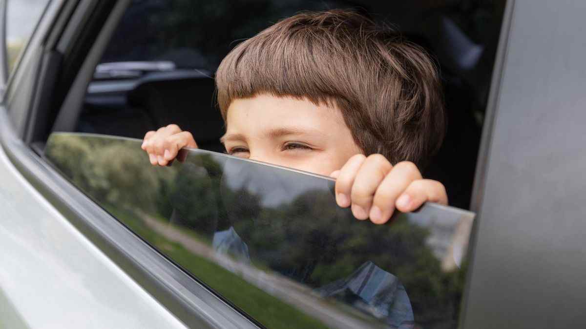 Niño de 14 años solo dentro de un coche robado en Madrid mientras su padre estaba de copas en Lavapiés.