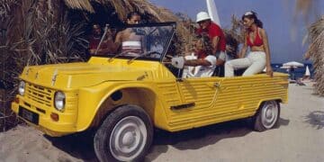 Coche playero amarillo en la playa, icono de la nostalgia veraniega.