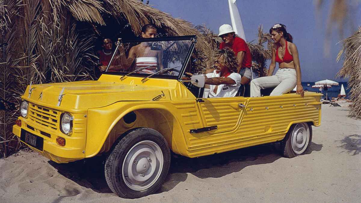 Coche playero amarillo en la playa, icono de la nostalgia veraniega.
