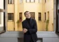 Mohamed El Madani, frente a la ventana de su inmueble, involucrado en la historia de robo de chatarra y el mercado inmobiliario en Madrid.