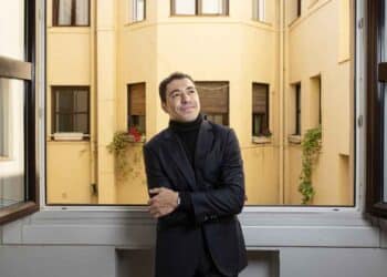 Mohamed El Madani, frente a la ventana de su inmueble, involucrado en la historia de robo de chatarra y el mercado inmobiliario en Madrid.