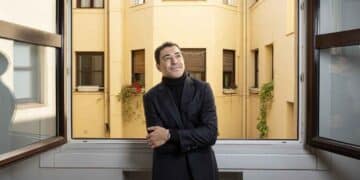 Mohamed El Madani, frente a la ventana de su inmueble, involucrado en la historia de robo de chatarra y el mercado inmobiliario en Madrid.