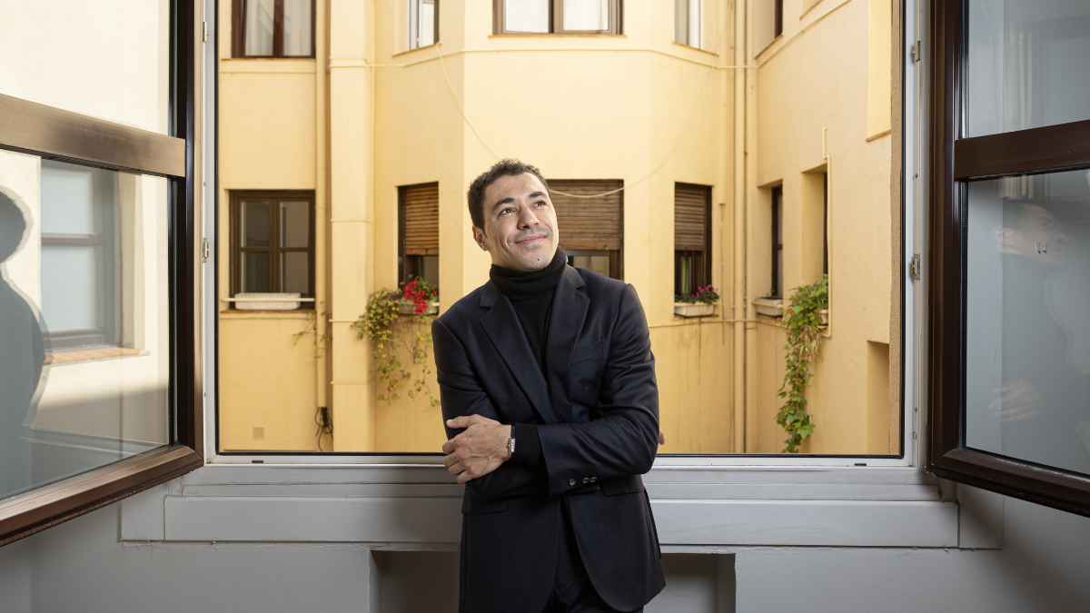 Mohamed El Madani, frente a la ventana de su inmueble, involucrado en la historia de robo de chatarra y el mercado inmobiliario en Madrid.