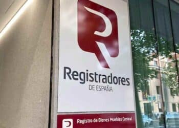 Cartel de los Registradores de España, entidad que expide el NRUA obligatorio para alquiler turístico y de temporada.