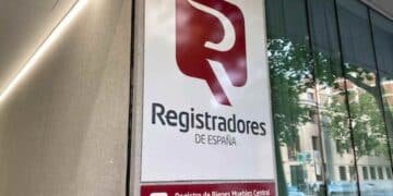 Cartel de los Registradores de España, entidad que expide el NRUA obligatorio para alquiler turístico y de temporada.