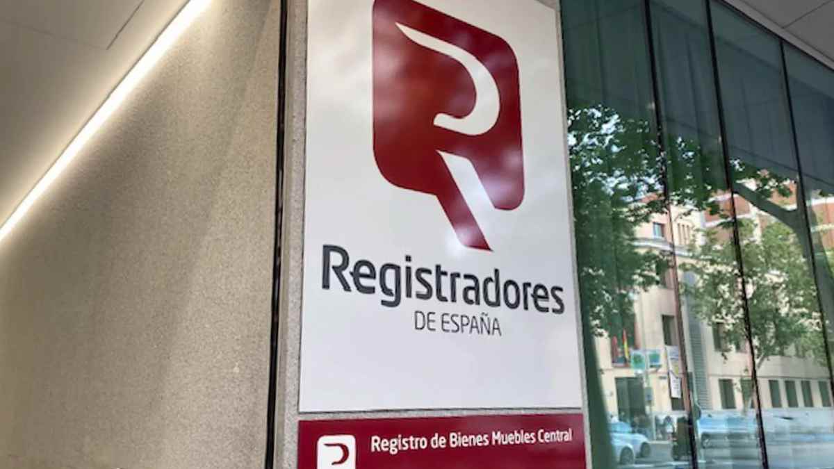 Cartel de los Registradores de España, entidad que expide el NRUA obligatorio para alquiler turístico y de temporada.