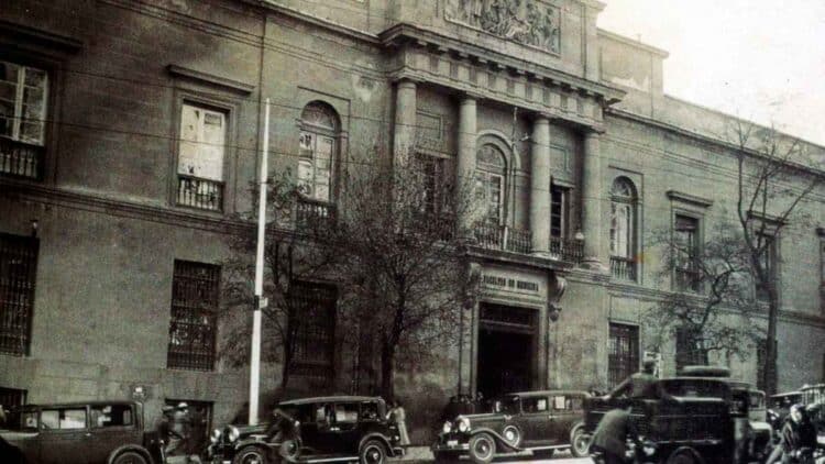 Edificio histórico de Atocha, sede de la antigua Facultad de Medicina de Madrid, futuro Museo Nacional Santiago Ramón y Cajal.