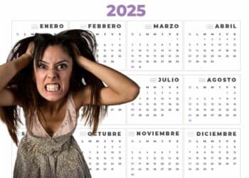 mujer enfadada agarrándose el pelo ante un calendario de 2025 por la propuesta de abolir dos días festivos en Francia.