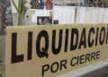 Cartel de “Liquidación por cierre” en tienda de barrio de Madrid (2024).
