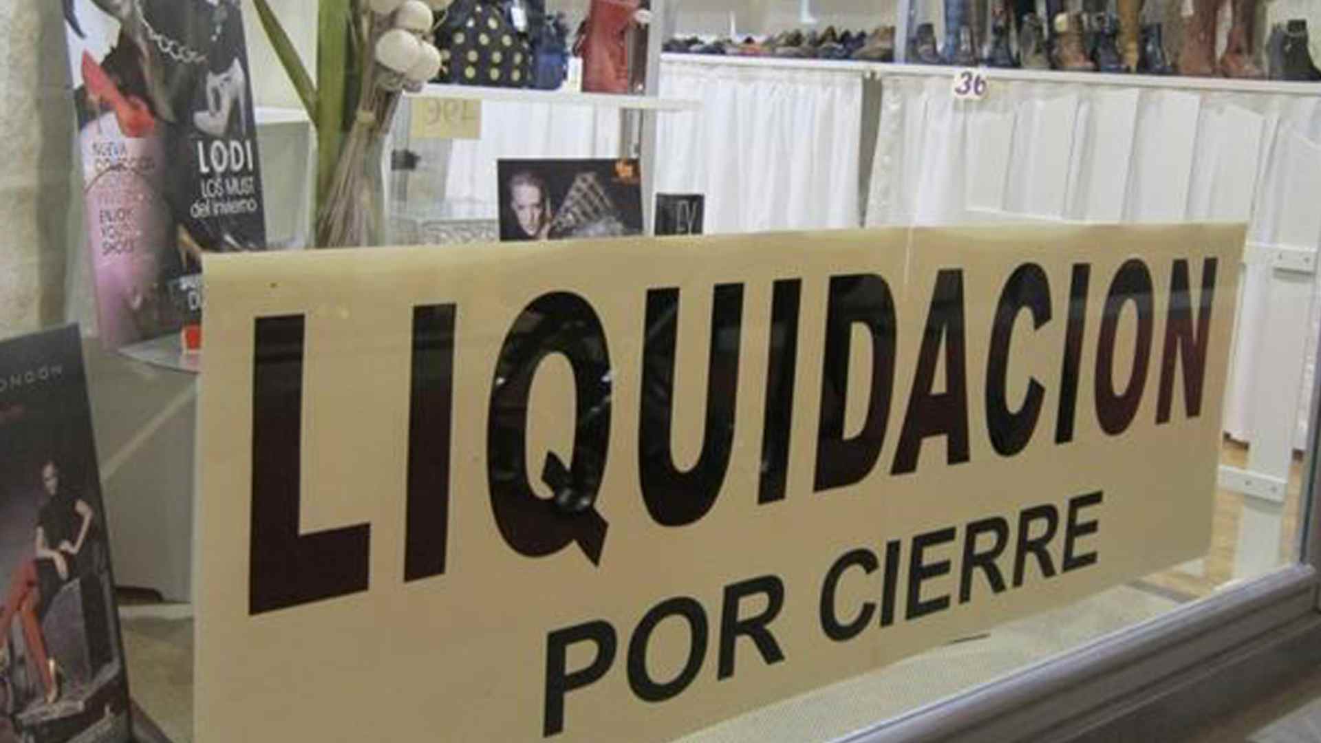 Cartel de “Liquidación por cierre” en tienda de barrio de Madrid (2024).