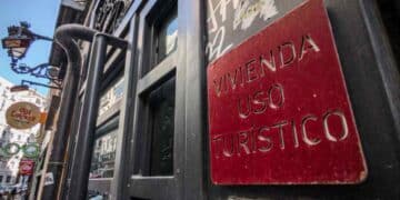 «Placa de vivienda de uso turístico en un portal del centro de Madrid tras la orden judicial de cierre por ruidos»
