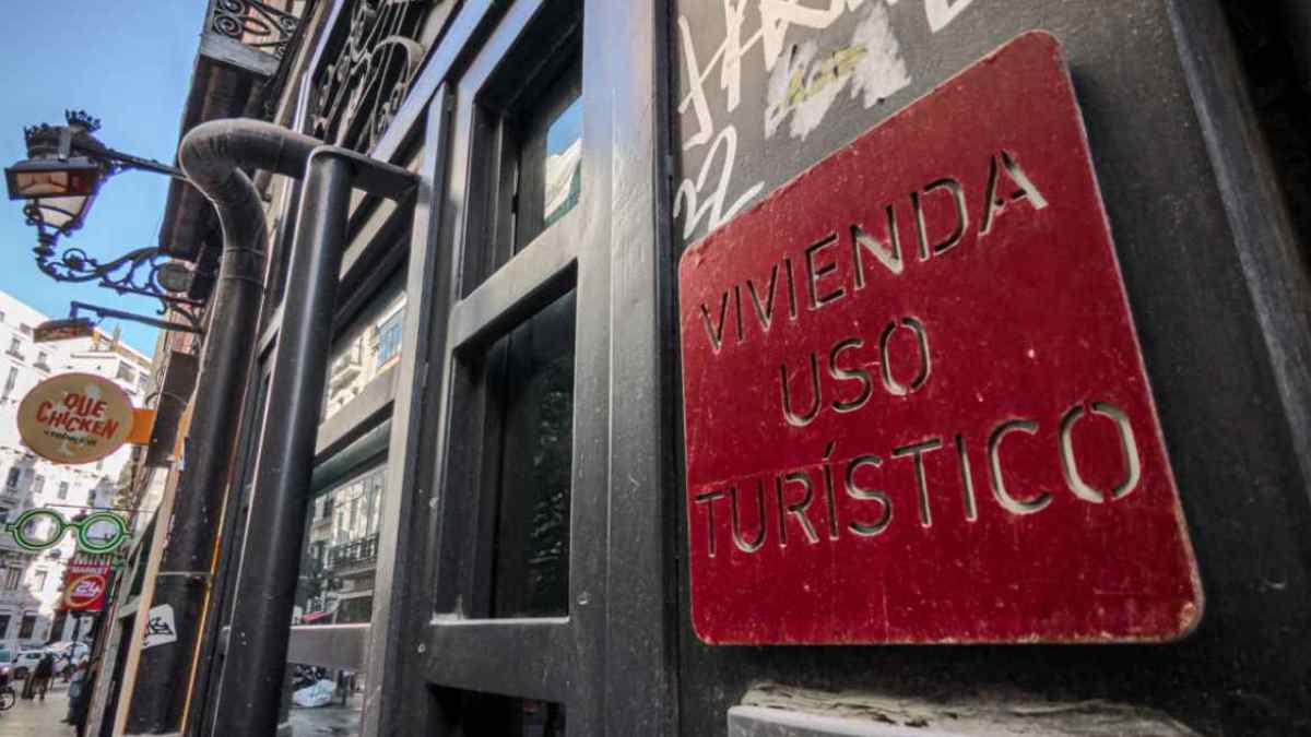 «Placa de vivienda de uso turístico en un portal del centro de Madrid tras la orden judicial de cierre por ruidos»
