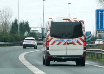Ambulancia circula por autovía mediante pasillo de emergencia, medida clave del nuevo Reglamento de Circulación 2026 para atascos.