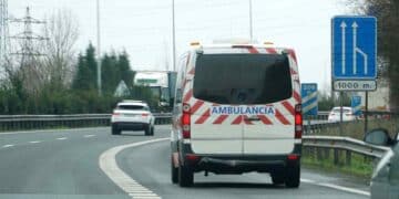 Ambulancia circula por autovía mediante pasillo de emergencia, medida clave del nuevo Reglamento de Circulación 2026 para atascos.