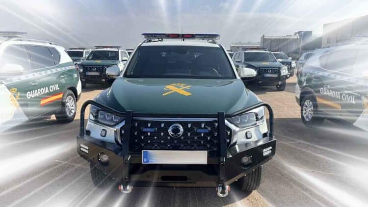 Nuevos coches de la Guardia Civil: modelos Rexton y Musso Sports especializados en operaciones rápidas.