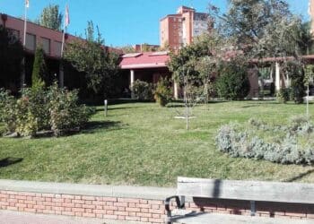 Fachada y jardines de un nuevo instituto público de Formación Profesional en Madrid para el curso 2025-26.
