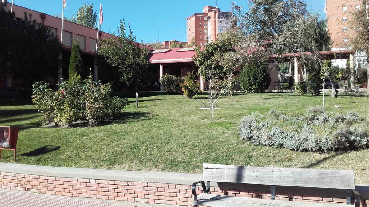 Fachada y jardines de un nuevo instituto público de Formación Profesional en Madrid para el curso 2025-26.