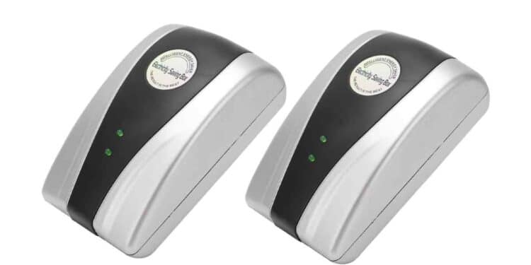 Dispositivo PowerSaver enchufado, anunciado como ahorrador de energía, cuestionado por la OCU.