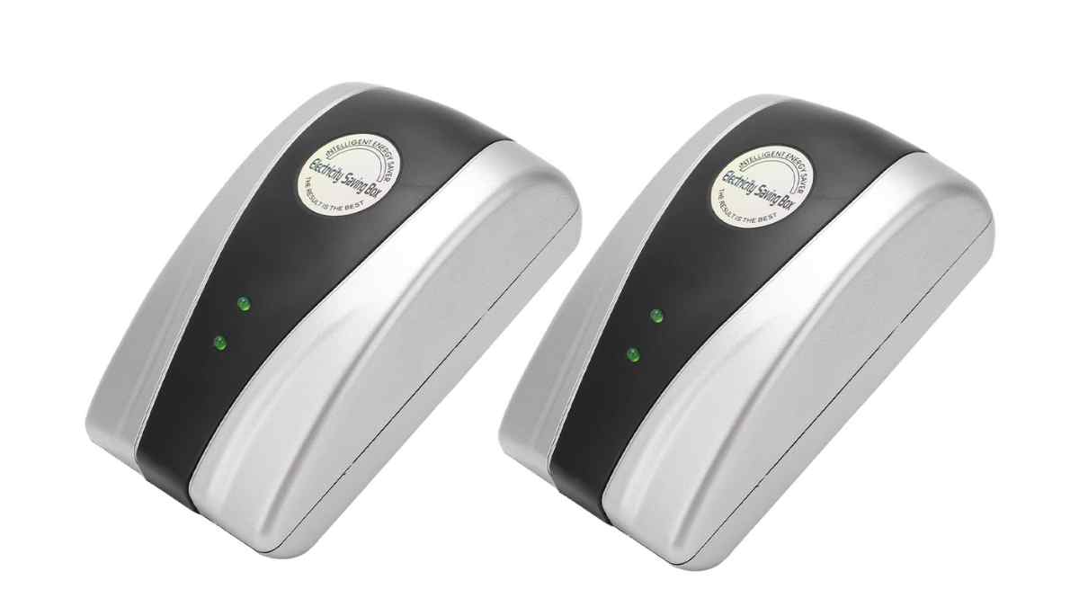 Dispositivo PowerSaver enchufado, anunciado como ahorrador de energía, cuestionado por la OCU.