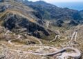 Carretera de montaña con curvas, representando la difícil situación que enfrentaron los empleados al trasladar su oficina.