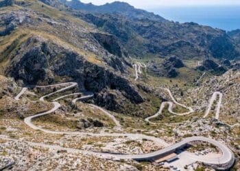 Carretera de montaña con curvas, representando la difícil situación que enfrentaron los empleados al trasladar su oficina.