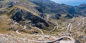 Carretera de montaña con curvas, representando la difícil situación que enfrentaron los empleados al trasladar su oficina.