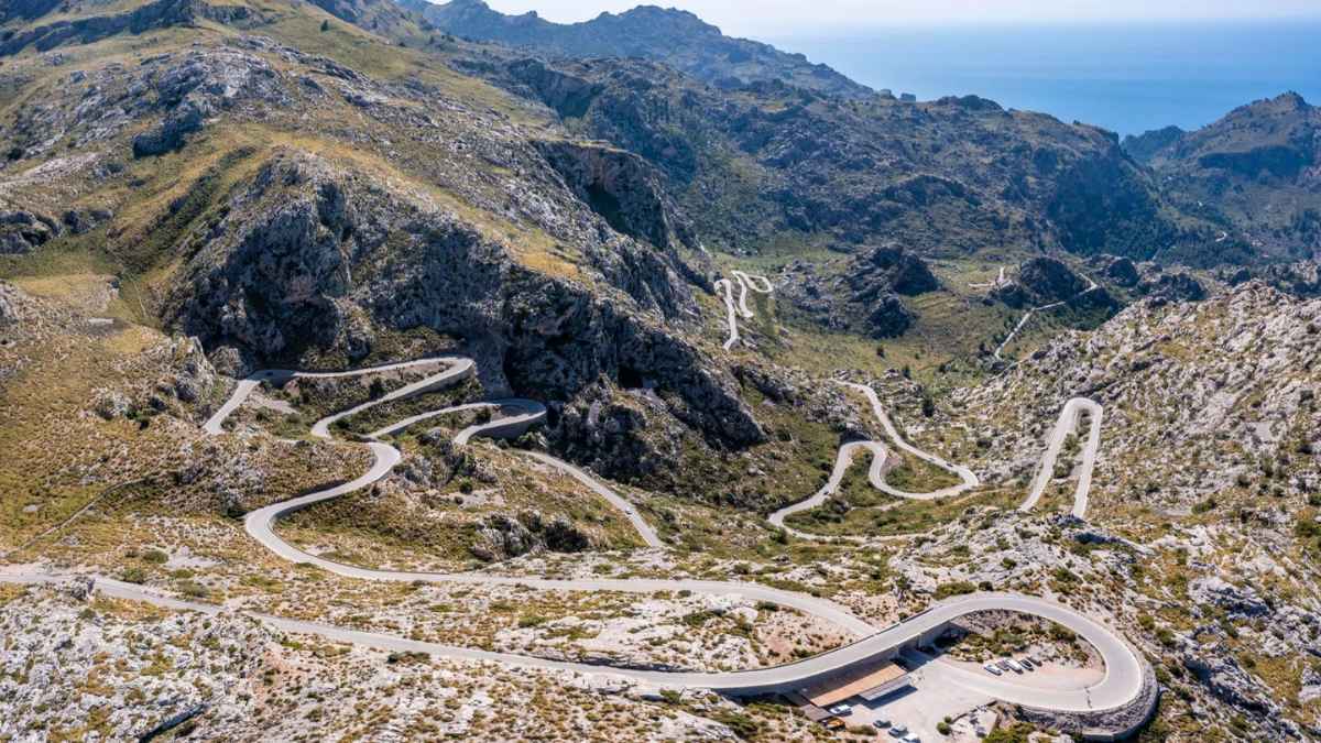 Carretera de montaña con curvas, representando la difícil situación que enfrentaron los empleados al trasladar su oficina.