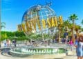 Globo icónico de Universal Studios con visitantes, imagen del futuro parque de atracciones más grande de Europa en Bedford.