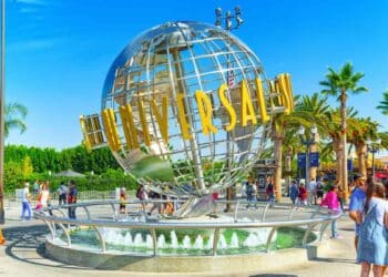 Globo icónico de Universal Studios con visitantes, imagen del futuro parque de atracciones más grande de Europa en Bedford.