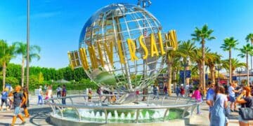 Globo icónico de Universal Studios con visitantes, imagen del futuro parque de atracciones más grande de Europa en Bedford.