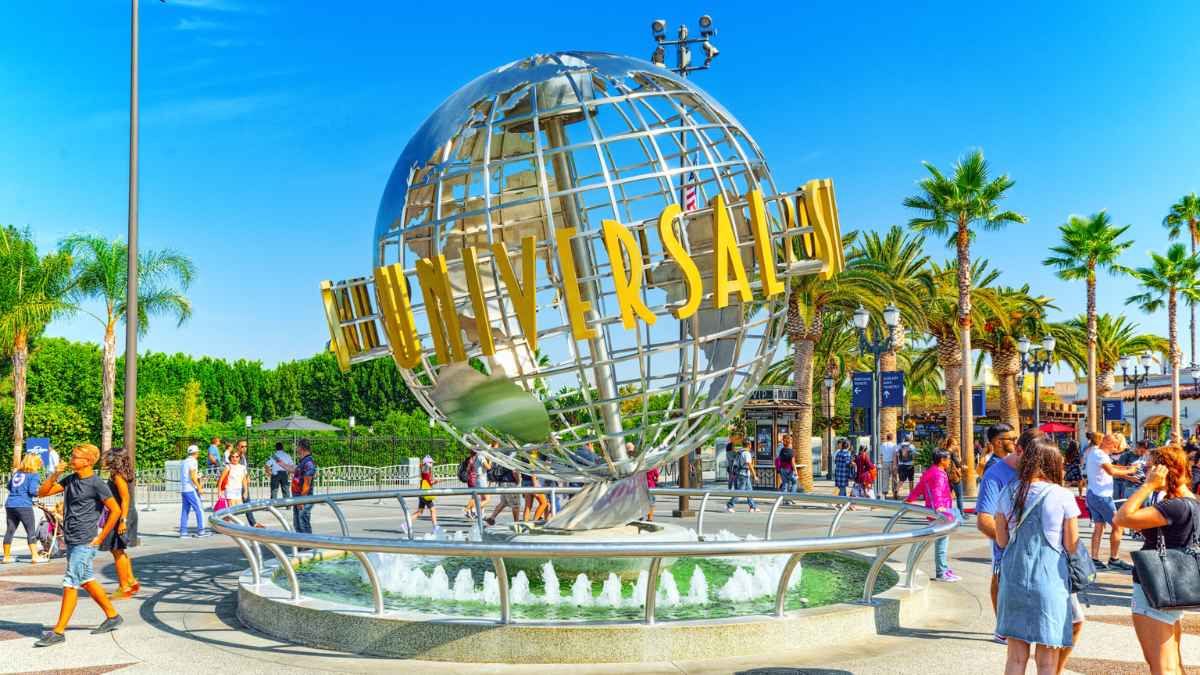 Globo icónico de Universal Studios con visitantes, imagen del futuro parque de atracciones más grande de Europa en Bedford.