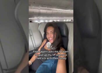 Pasajera en primera clase se niega a ceder su asiento a una madre para que viaje junto a su hijo.