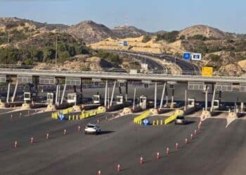 Peaje en la autovía Madrid-Barcelona: cabinas con coches, coste de 19 euros por turismo.