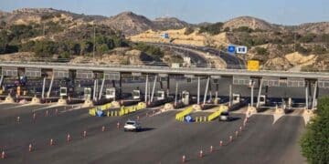 Peaje en la autovía Madrid-Barcelona: cabinas con coches, coste de 19 euros por turismo.